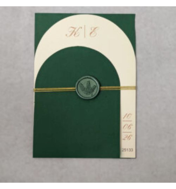 Προσκλητήριο Γάμου πράσινο με αρχικά και βουλοκέρι.